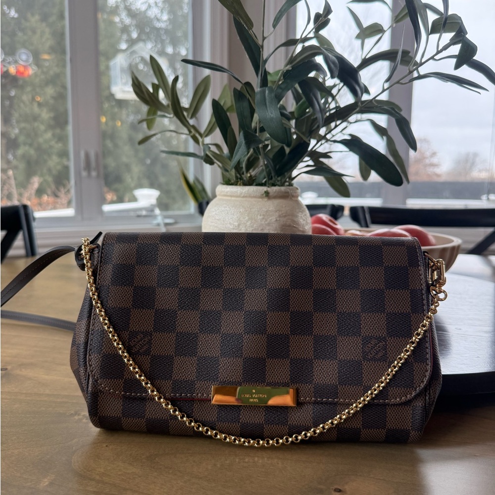 Elegant Brown Checkered Crossbody Bag with Gold Accents - Picture 7 of 11
